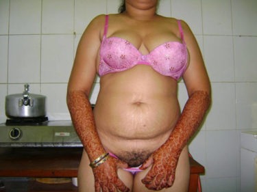 Kitchen me aunty ne chut dikhayi