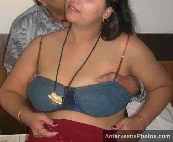 Aunty ke bra me hath daal ke uncle ne uske boobs dabaye