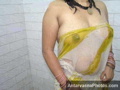 Bheegi hui saree ke pichhe chhip gaye aunty ke bade boobs