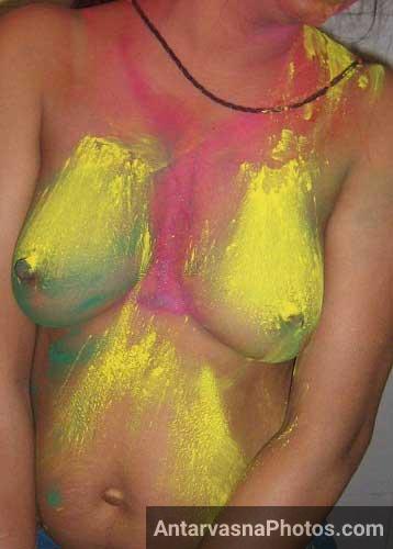 Bahan ke boobs ko rang diye - Holi sex photo