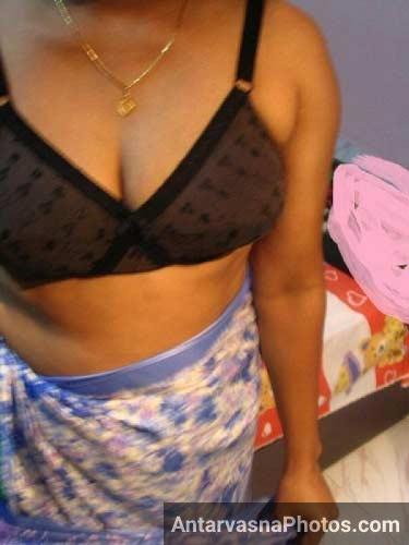Desi boobs sexy lag rahe hai is black bra ke andar