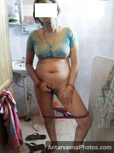 Dehati bhabhi holi khelne ke baad chudai ke lie ready ho gai