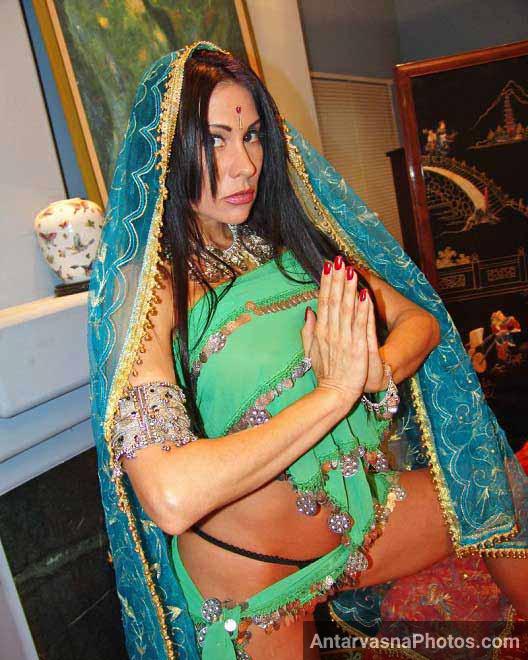 Angrej randi ne namaste kar ke Indian touch ki feeling karwai