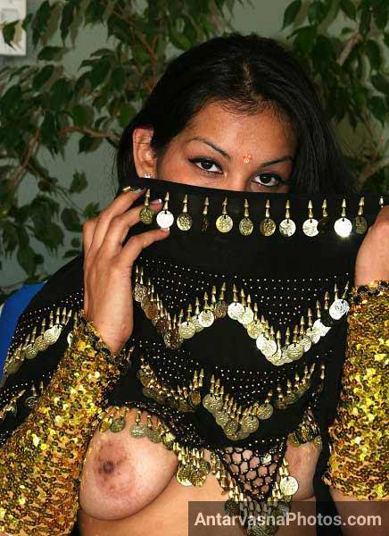 Male escort ke samne Indian housewife ne boobs khole