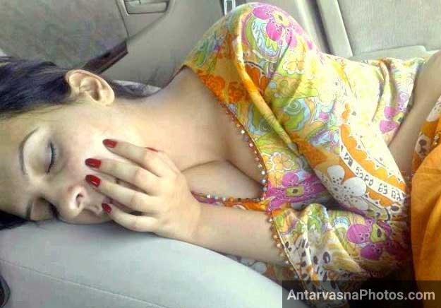 Bahan so rahi thi tab uske desi cleavage aur boobs ki photo nikali