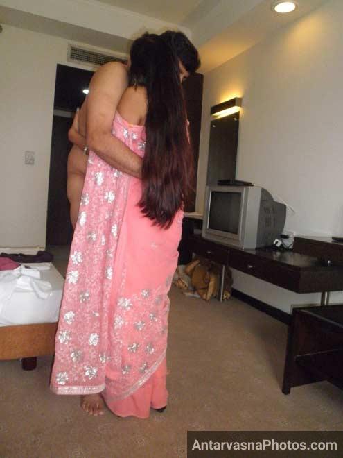 Lover ne is nude Indian bhabhi ko apni baho me bhar liya