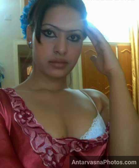 Horny desi bhabhi ka hot desi cleavage