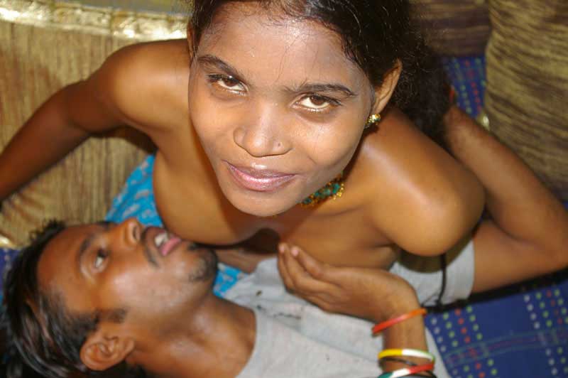 Babu ne kamwali ke desi boobs muh me le ke nipples chuse