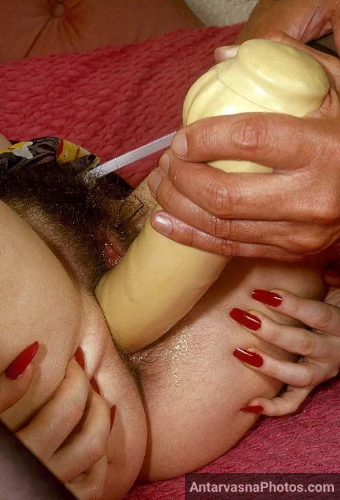 Boss ne garam chut me dildo dala