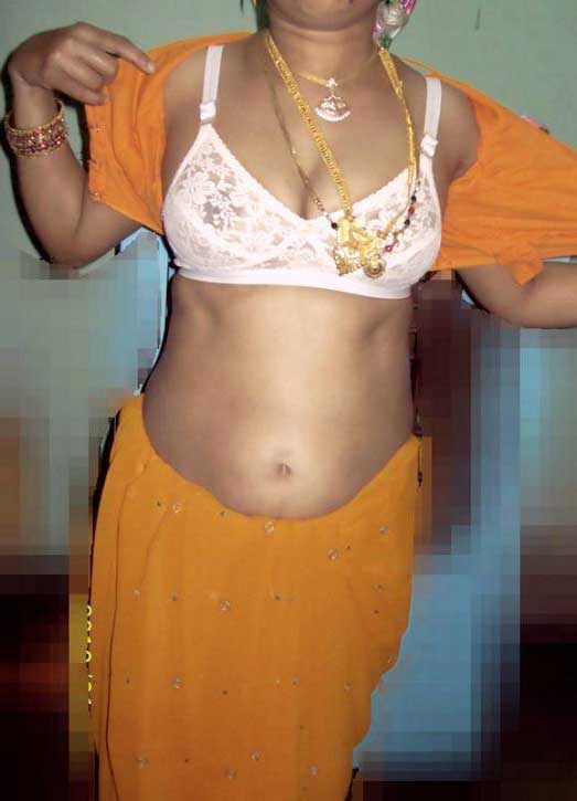 Mausmi aunty ne apni saree aur desi bra kholi