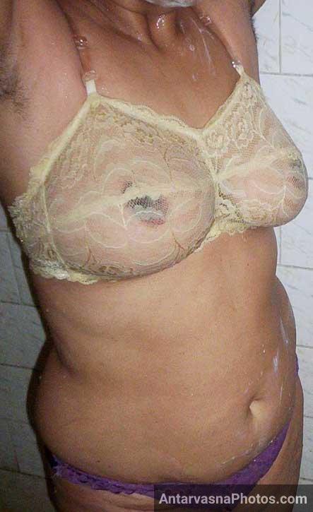 Net wali desi bra ke andar bhabhi ke boobs bade sexy lag rahe the