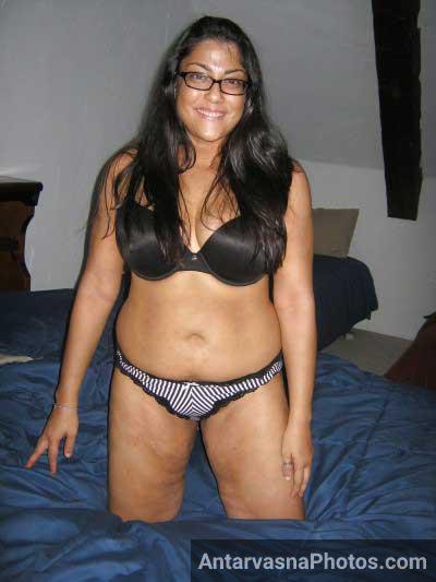 Busty Indian aunty ki bra panty wali photo
