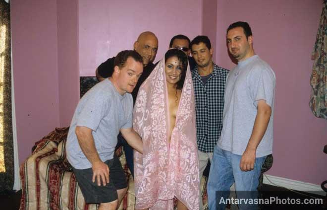 5 harami chudakkado ne Indian randi ko nanga kar diya