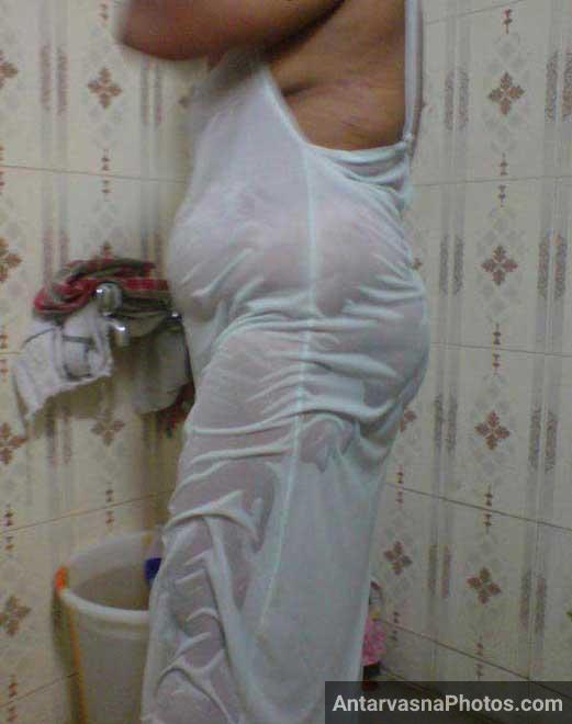 Nude Indian aunty ka sexy badan safed nighty me