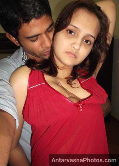 Bhabhi ke boobs dabaye uski nighty me hath daal ke