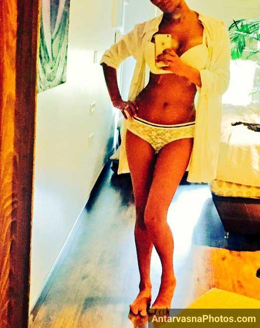 Poonam Pandey ne selfie lie bra panty pahan ke
