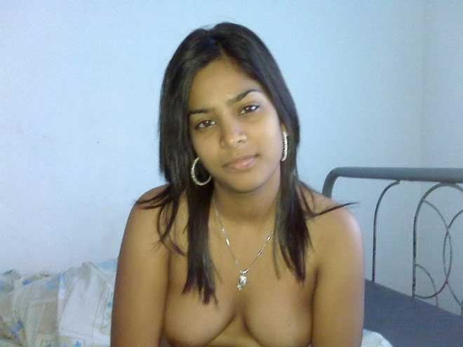 Sonali ne ab apni bra utaar di aur uske boobs bahar the - Desi girl sex pics
