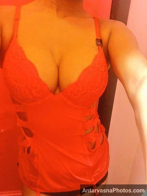 Poonam Pandey aone inhi boobs par khub itrati hai