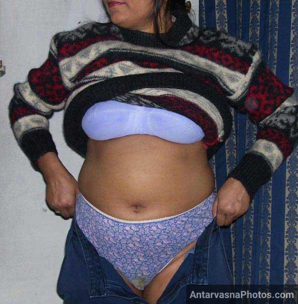 Karachi ki yah sexy aunty mere se khub chudwati hai