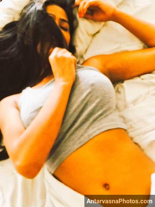 Poonam Pandey ki t-shirt me se nipples dikh rahi hai