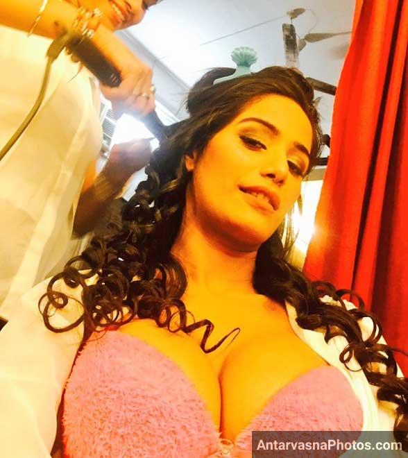 Poonam pandey hot pics - Ab ye boobs dekh ke to lund khada hoga hi na