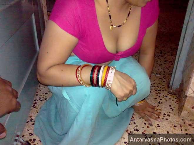 Deep cleavage wala blouse - Desi bhabhi sex pics