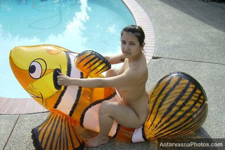 Swimming pool ke paas Indian bhabi nude ho gai