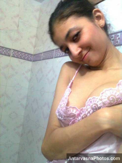 Sweety ne bathroom me apne Indian boobs khol diye