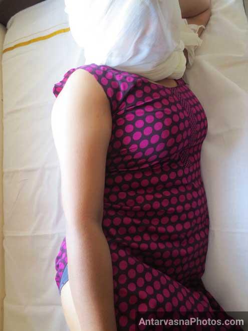 Kapdo ke upar se hi hot lag rahe hai bhabhi ke boobs