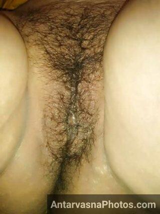 Desi bhabhi ne apni hairy chut dikhai webcam sex karte hue