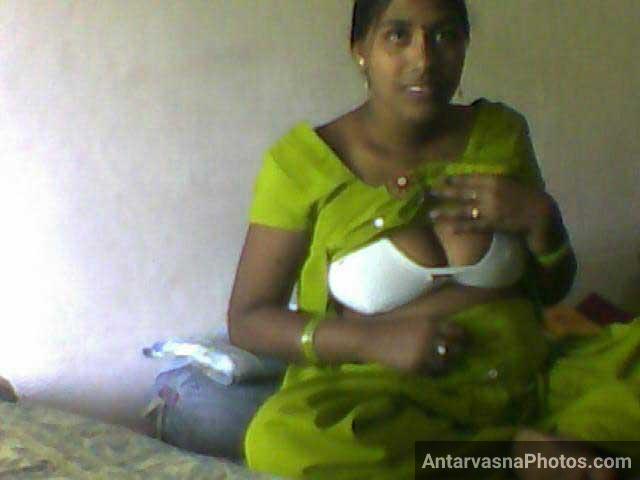 Desi maid ne apna frock upar kar ke bra dikhai