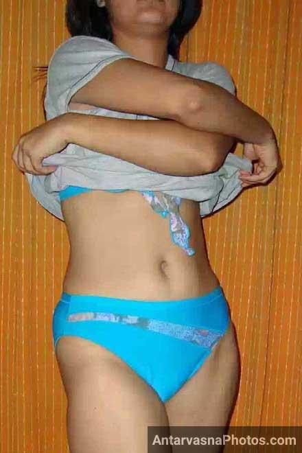 Lover ke samne nayi naweli bhabhi ne apni t-shirt ko khola