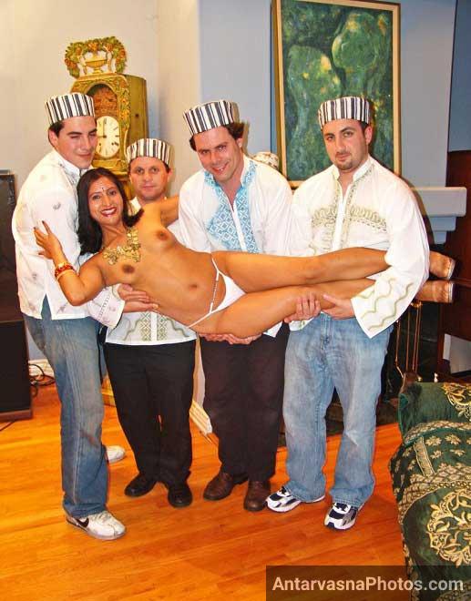 Indian aunty ko nangi kar ke waiters ne godi me le liya