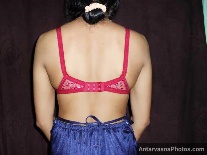 Marathi bhabhi ne apni top khol ke andar ki red bra dikhai