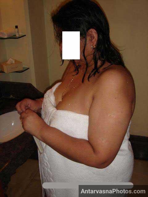 Aunty ne nange badan par towel lapeta