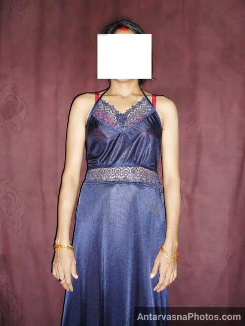 Hot Marathi bhabhi apne sexy top me khadi hui hai