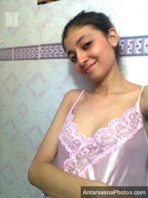 Mujhe chut me ungli karte hue khelna achha lagta hai