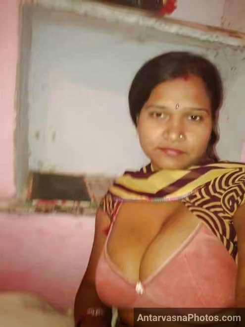 Desi housewife ke bade boobs bra ke andar ked hai