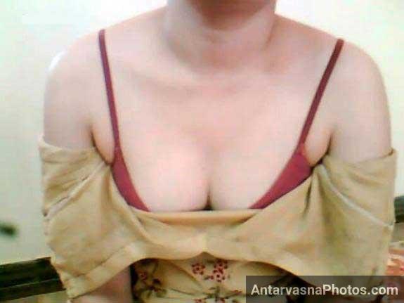 Pakistani bhabhi Muskan ke tight boobs red bra ke andar