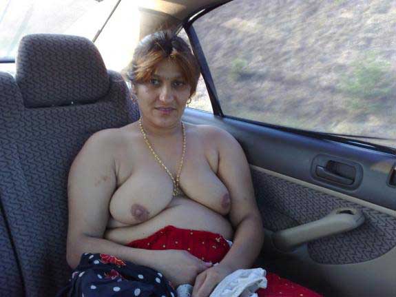 Aunty apna top utaar ke boobs khol baithi