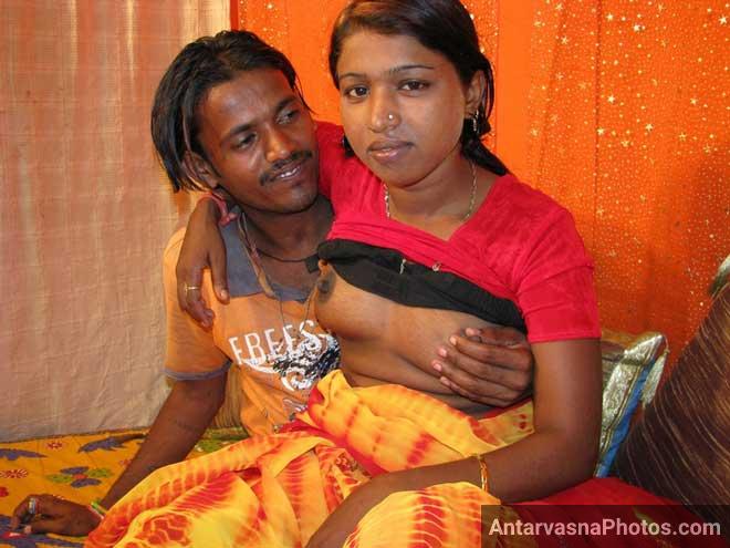 Lover ne apne hath se desi bhabhi ke boobs khole aur dabane laga