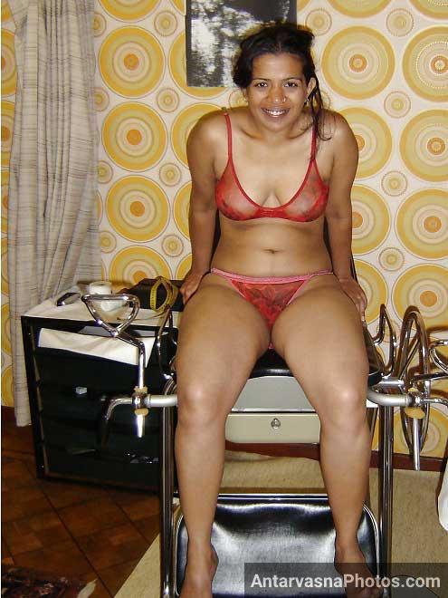 Sexy bhabhi ne red bra aur panty pahni hui hai - Desi sex pics