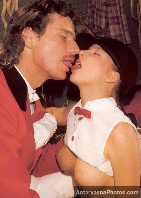 Chunche nikal ke kiss kiya