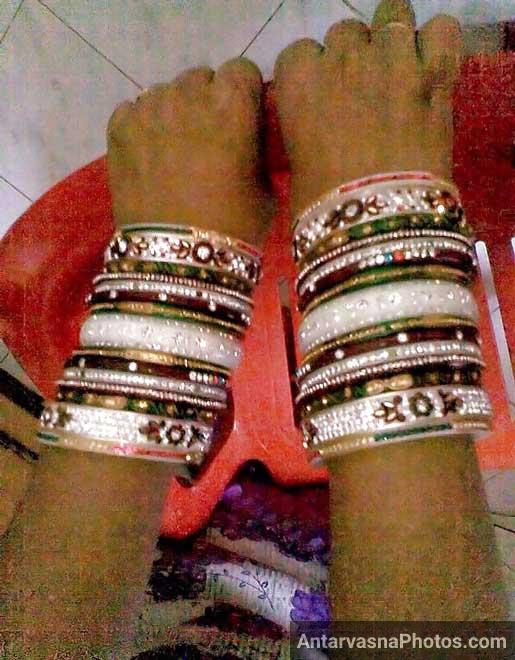 Hot Rajastahni aunty ke hatho me chudiya hai