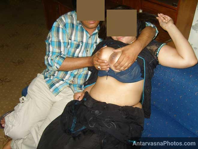 Sexy Pakistani aunty ke big boobs dabaye