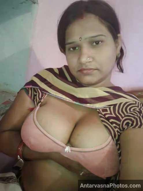 Rajasthani bhabhi ke boobs bahar aane ko betab he