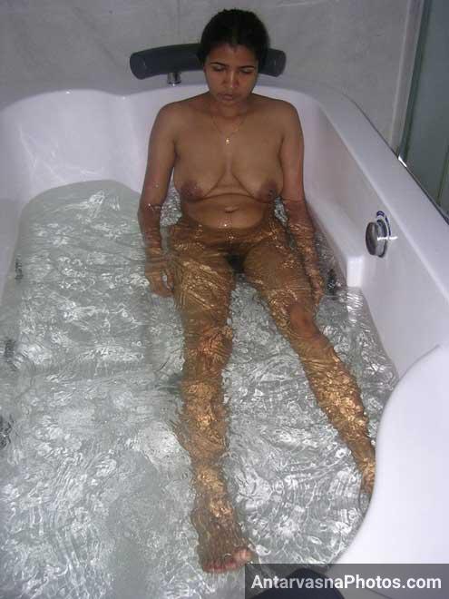 Meri hot bua mera lund leti hai