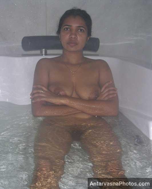 Bathtub me paisewali bua ne apni desi chut dikhai