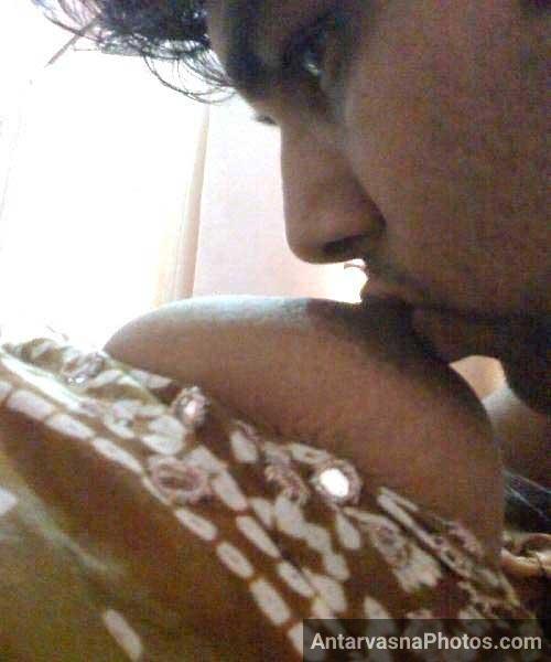 Rajasthani aunty ne apne boobs se lover ko doodh pilaya