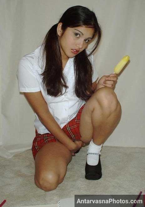 Sunny Leone schoolgirl ke dress me apni chut sahla rahi hai - Indian pornstar pics